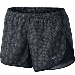 Nike 7.5cm Tempo Printed Modern Women's Running Shorts Size: Small (S)